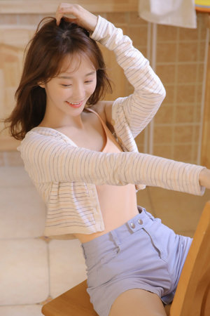 男生用鸡鸡捅女生的屁股