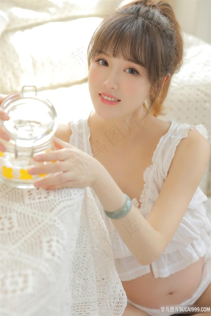 贱奴把拖鞋叼过来跪下用嘴穿