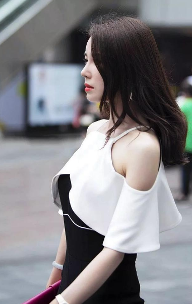 热恋中的小情侣衣服没脱就开干