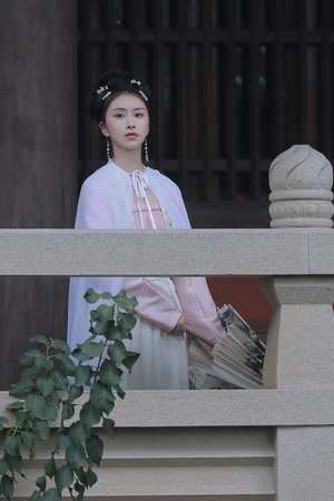 穿越女配np湿到底