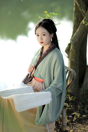 女孩迈开腿喂男孩吃草莓膀胱