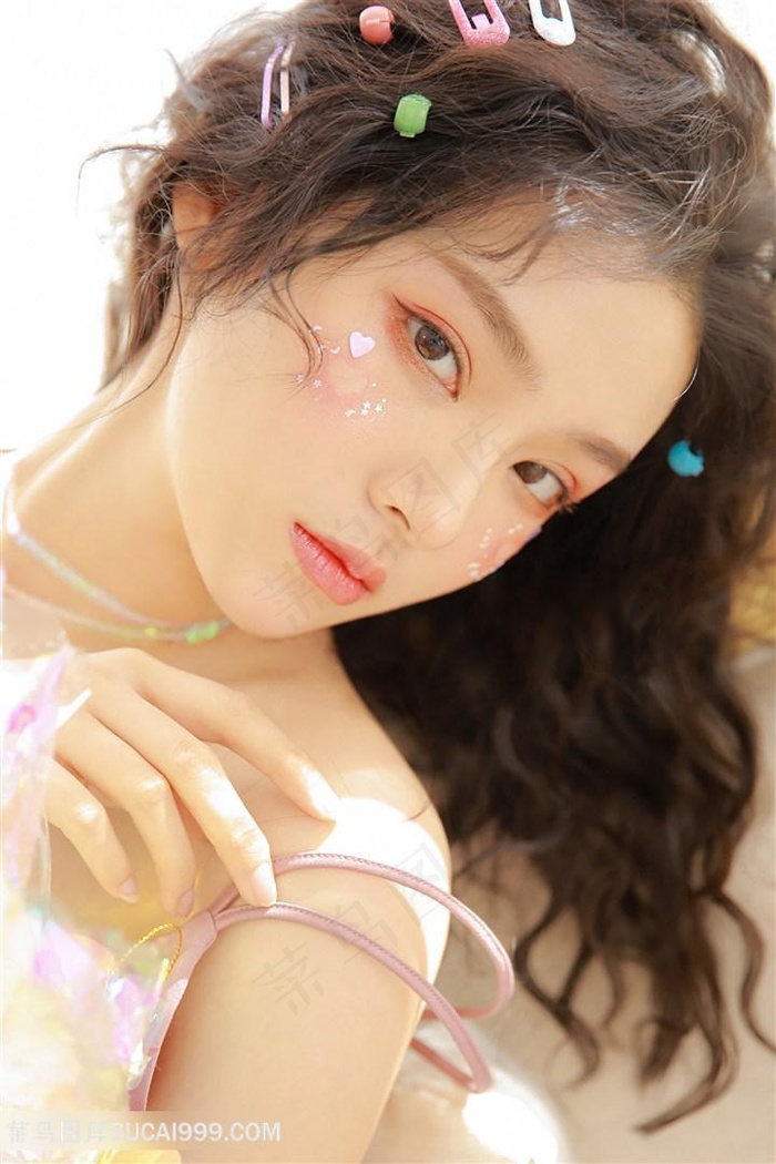 宝宝坐下来自己摇