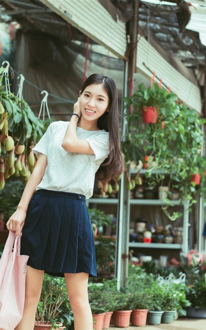 女人迈开腿让男生吃菜的吃草莓