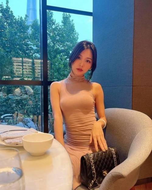 你的乳房好丰满屁股好白我要操你的小逼