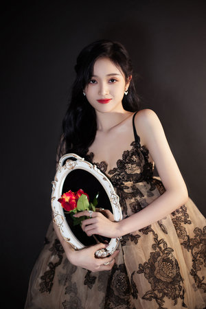 小少爷卡在墙里被侍卫救了