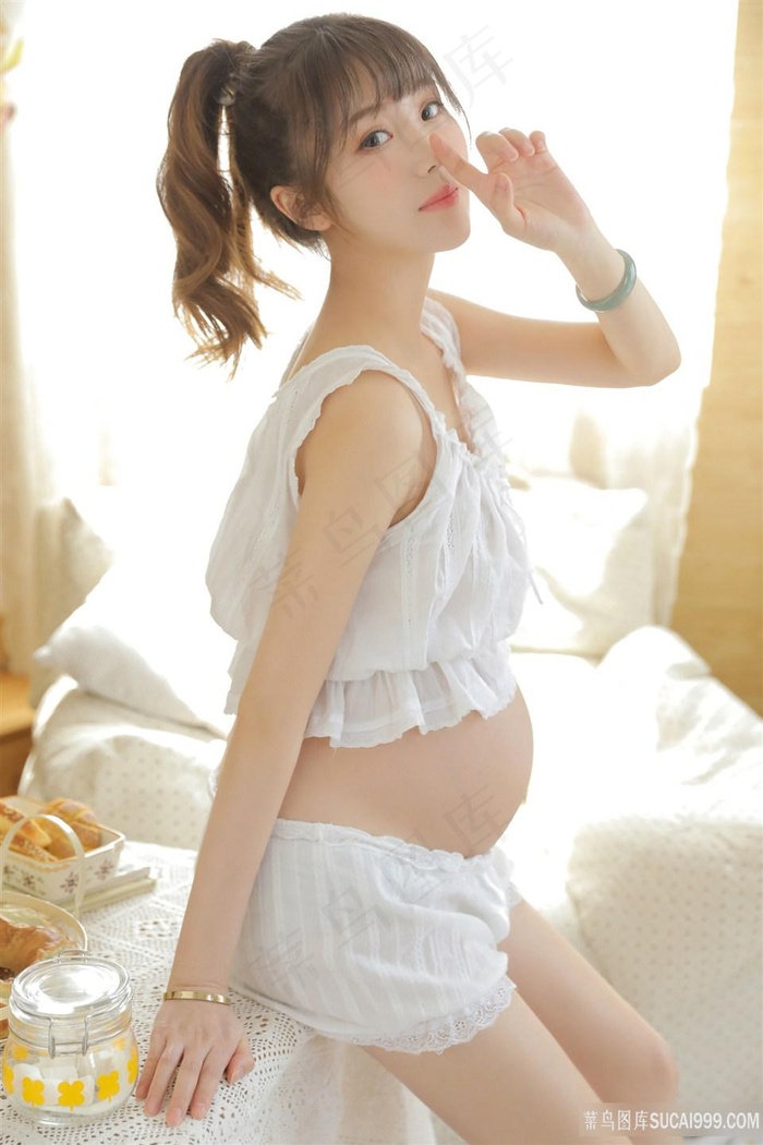 老头把舌头伸进她腿间细节