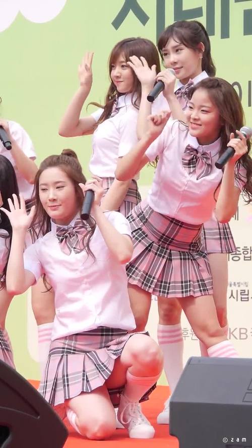 美女扒开尿口撒尿的视频