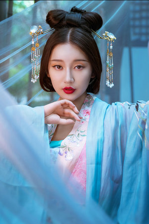 穿黑色内衣的女人