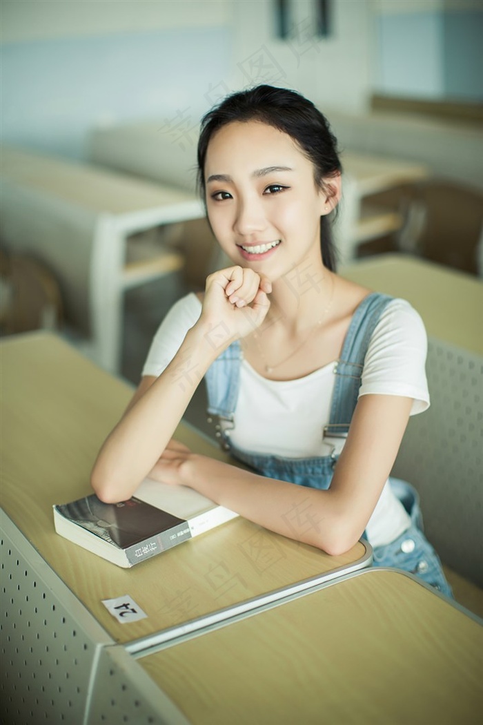 《她无所不知道秘密》