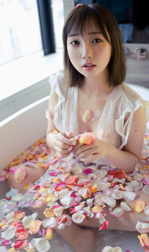 漂亮人妻当面被朋友玩弄