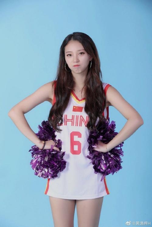 把美女四肢绑住挠脚心视频jk