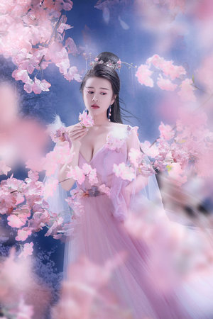 在厨房钻到裙子底下吸