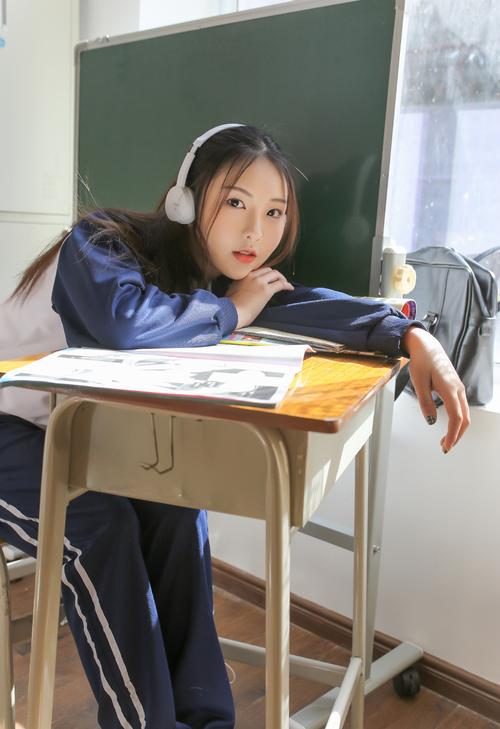 捆在椅子上双腿扒开视频