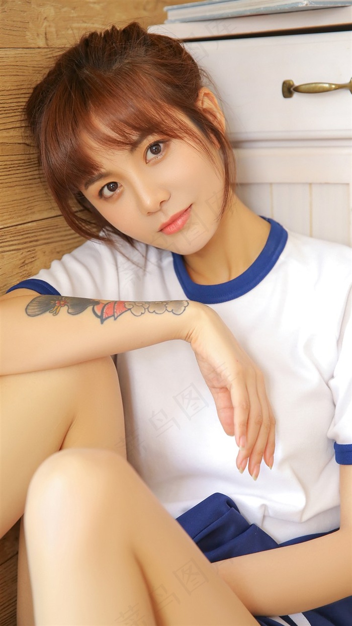 用剪刀划开女孩子所有的衣服