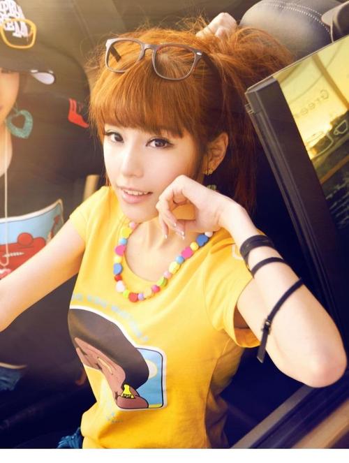 雷安writeas坐在振动器上