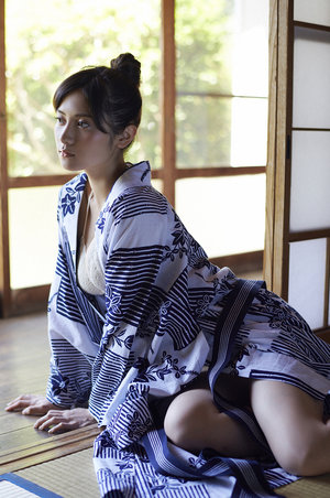 年轻的岳坶中文