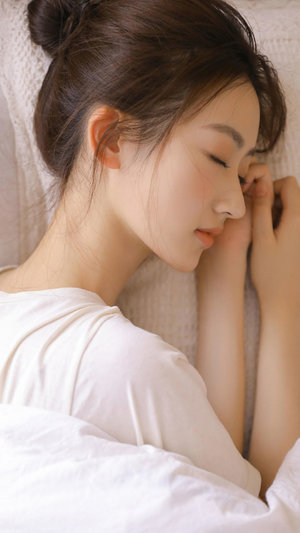 在小树林里插班花