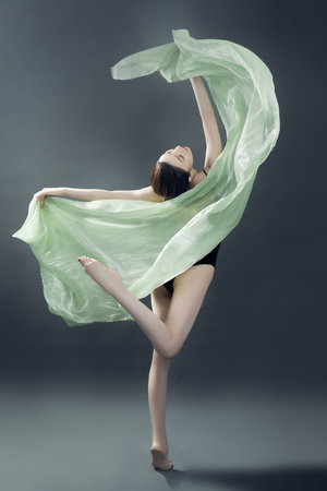 美女脱裤子让男人桶