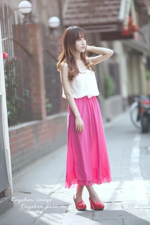 男生吃女生的两个葡萄