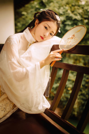 裸体美女坐在男人身上运动