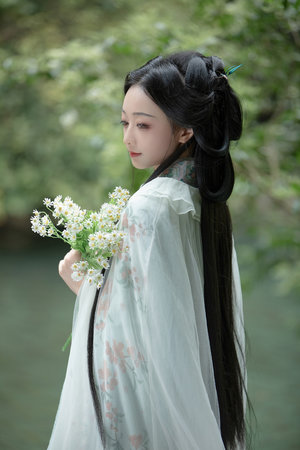 魅惑少女与白独之夜第一季免费观看