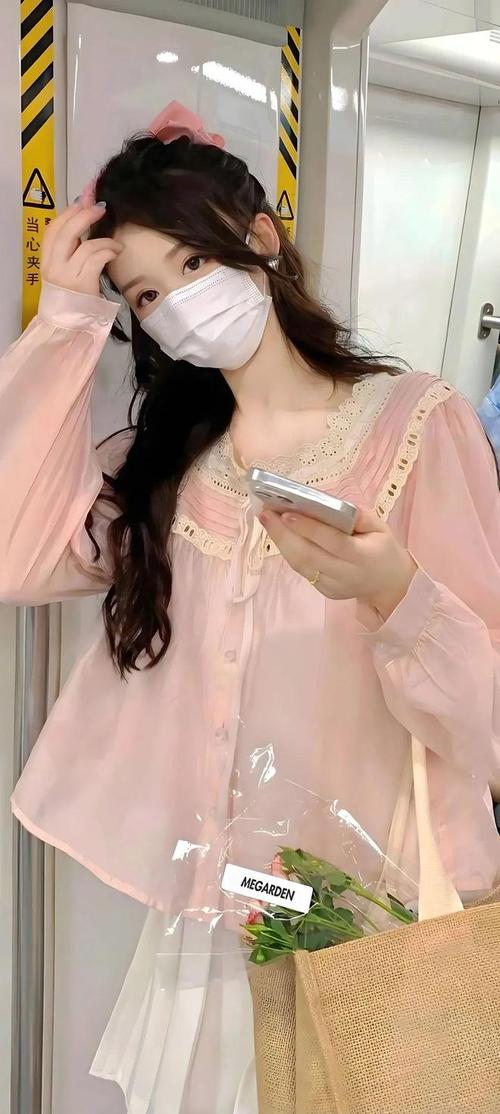 两女舌吻洗澡舌吻视频