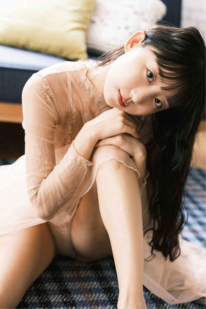 我把白丝班长按在桌上×